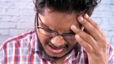 Hüsrana uğramış ve baş ağrısı çeken genç adam, yaklaşın. 