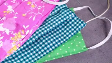 Aşağıdaki fayanslarda ev yapımı yüz maskeleri 