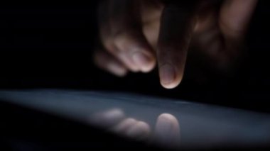 Bilgisayar korsanı elinin dijital tabletten veri çalmasını kapat 