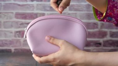 Kadınların el yapımı bozuklukları bir cüzdanda saklarlar. 