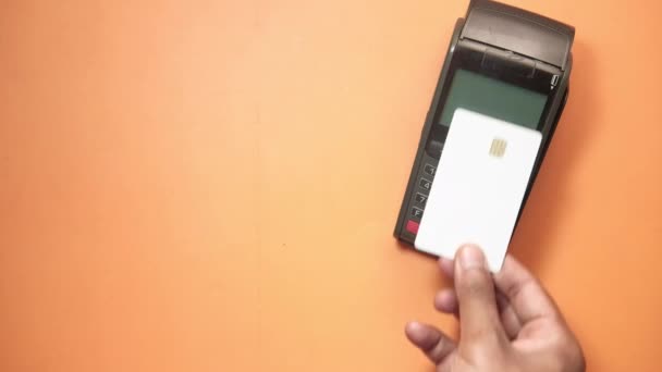 Pagamento terminale di ricarica da una carta, pagamento contactless. — Video Stock