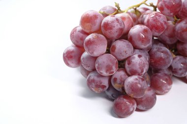 Fotokopi alanı olan beyaz arkaplanda taze üzüm meyvesi 