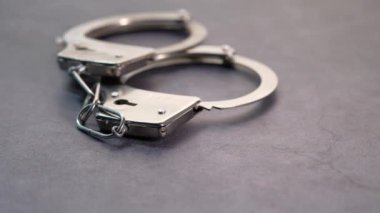 Siyah arkaplanda kelepçeyi kapat.