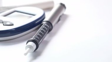 Beyaz arkaplanda insülin kalemler, kapatın 