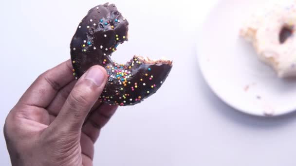 Primer plano de las rosquillas de mano aisladas en blanco — Vídeo de stock