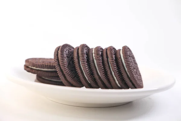 Galletas de chocolate caseras en el plato aislado en blanco — Foto de Stock