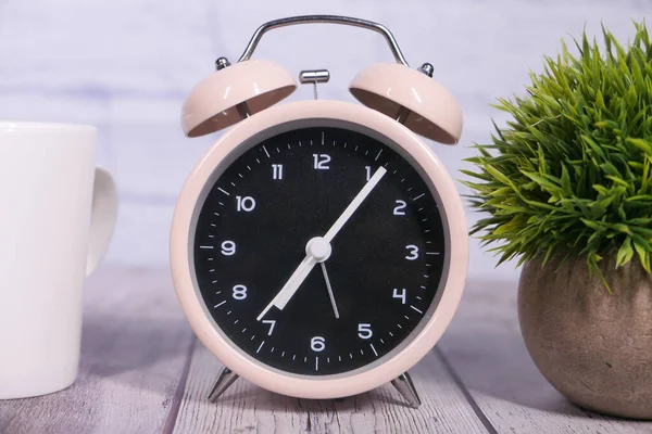 Viejo reloj despertador sobre fondo de madera. —  Fotos de Stock