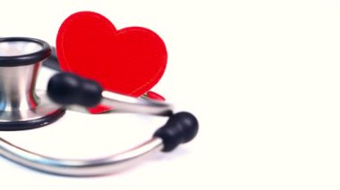 Beyaz arkaplanda kalp şekli ve steteskop. 