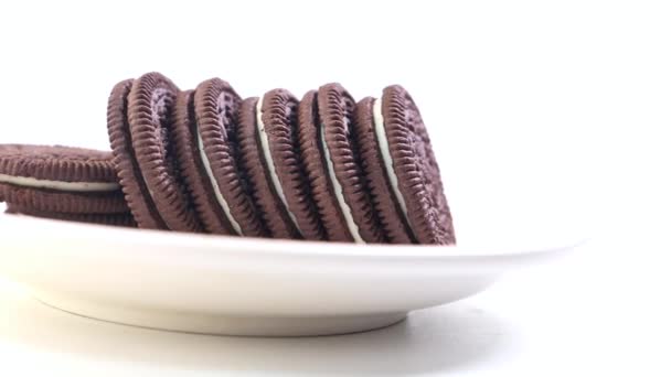 Biscoitos de chocolate caseiros na placa isolada em branco — Vídeo de Stock