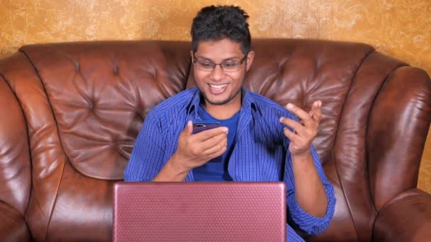 Šťastný mladý muž ve videokonferenci diskutující na chytrém telefonu — Stock video