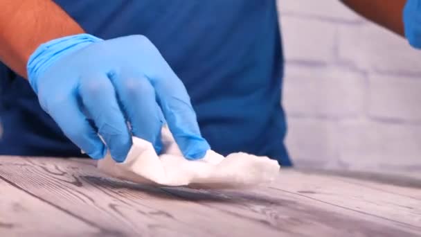 Перчатки с дезинфицирующим спреем для чистки поверхности стола — стоковое видео