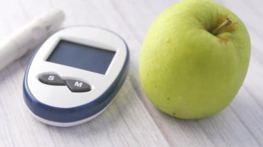  Diyabetik ölçüm araçları, masada elma 