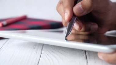 Adam eli dijital tablet üzerinde çalışıyor 