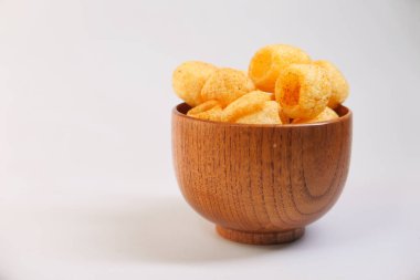 Beyaz arka planda lezzetli patates cipsli kase .