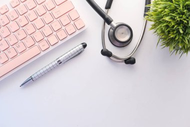 Klinik masasında yüksek açılı kalem, klavye ve stetoskop görüntüsü .
