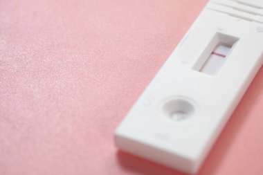 Pembe arka planda hamilelik testi kiti, kapat. 
