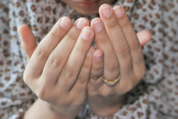 Close up de mulheres muçulmanas mão orando no ramadã — Fotografia de Stock