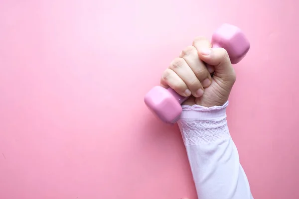 분홍색 초롱 초롱을 들고 있는 여자 손의 맨 위 사진. — 스톡 사진