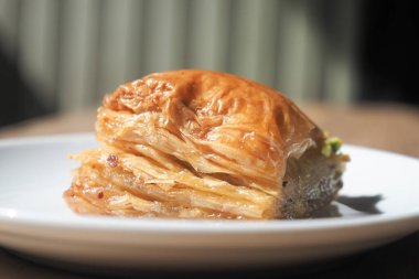 Tatlı baklava katmanlı, ballı ve fındıklı börek ikram eder..