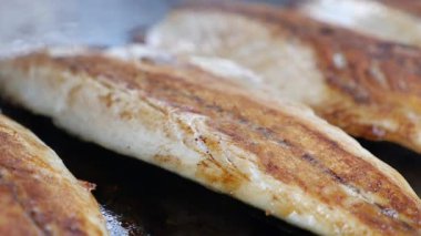 Taze balık filetoları sıcacık bir mutfakta mükemmelce kızartılıyor..