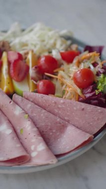 Canlı bir salata ve meze karışımının keyfini çıkarın..