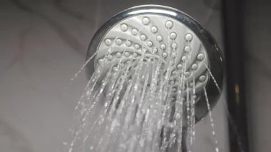 Pürüzsüz duş başlıklarının altında rahatlatıcı su çağlayanı..