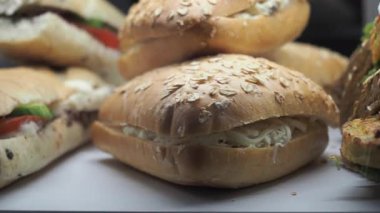 Sos soslu lezzetli fırınlar güneşli bir fırında sergileniyor..