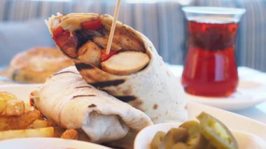 Baharatlı jalapeno ve çayın eşlik ettiği lezzetli tavuğun tadını çıkar..