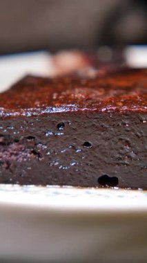 Kaliteli kakao ve tereyağı ile yapılmış zengin bir çikolataya hayır demeyin..