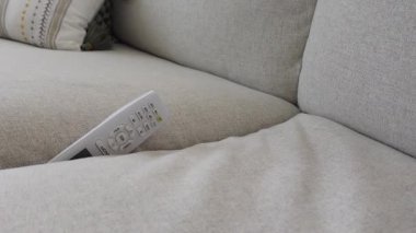 Kanepede uzaktan kumanda. kayıp uzaktan kontrol kavramı .