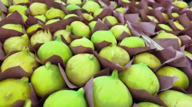 Canlı yeşil incirler satılık kağıt ambalajında güzelce düzenlenir..