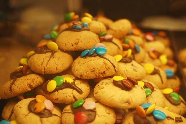 Üzerine canlı şekerler konmuş lezzetli kurabiyeler taze ve tadını çıkarmaya hazır..