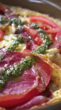 Jambonlu omlet, domates ve pesto..