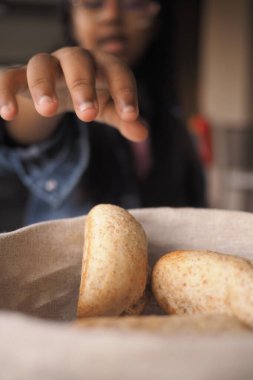 Bir el rahat bir ortamda sıcak ekmeğe uzanır..