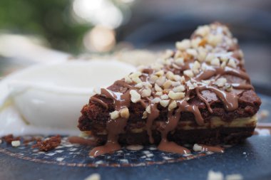 Fındıklı ve kremalı zengin bir çikolatalı tatlının yakın çekimi..