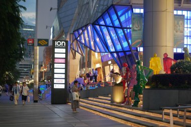 Canlı sanat eserleri akşamları Ion Orchard 'a ziyaretçi çekiyor..