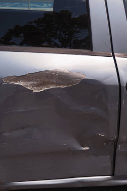 Sürücü tarafındaki kapıda görünür çizikler ve göçükler var..