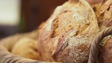 Sıcak zanaat ekmeği dokunaklı bir sepet içinde sergilenir..