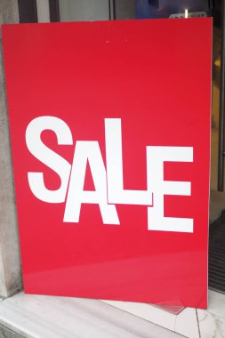 Parlak kırmızı tabela perakende satış etkinliğini gösteriyor..