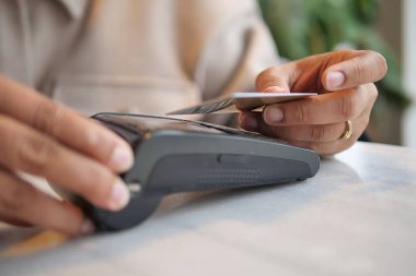 Müşteri, kafe ayarlarında ödeme için kart okuyucu kullanıyor. bağlantısız ödeme ,