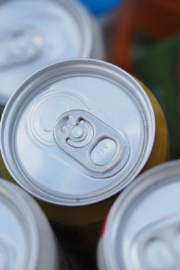 Açık hava ortamında çoklu alkolsüz içecek kutularının yakın plan görüntüsü.