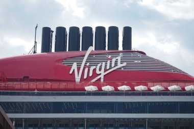 Hindi İstanbul 23 Haziran 2025. Harbor 'da belirgin kırmızı desenli Virgin Cruise gemisi..