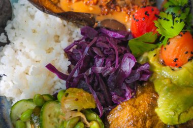 Pilav, sebze ve lezzetli soslardan oluşan canlı bir yemek..