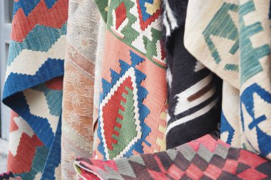 Canlı bir pazar ortamında örülmüş battaniyeler..