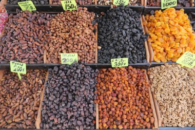 Bir markette çeşitli kurutulmuş meyveler ahşap kutularda sergilenir..