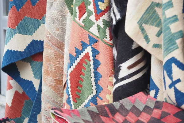 Canlı bir pazar ortamında örülmüş battaniyeler..