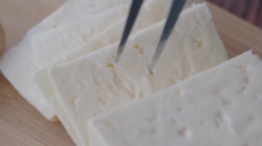 Kesme tahtasındaki peynir dilimleri ,