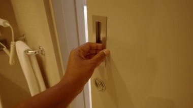 Bir el özel bir alanda kendine özgü bir kapı koluna uzanır..