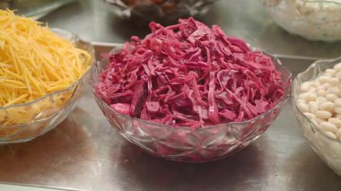 Yeni hazırlanmış renkli malzemeler bir salata karışımı için sergileniyor..