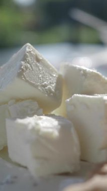 Açık hava pazarında bir küp taze peynir sergileniyor..